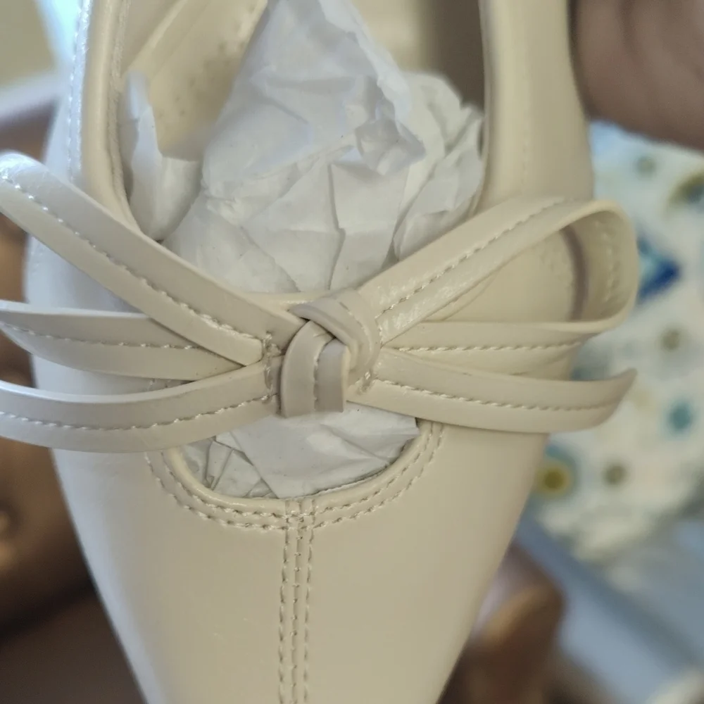 Zara Cream Pointed Toe Slingback Heels with Bow Accent - Picture 4 of 6